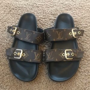 Louis Vuitton Women’s sandals size 37 Serial number is in pics JG5641.